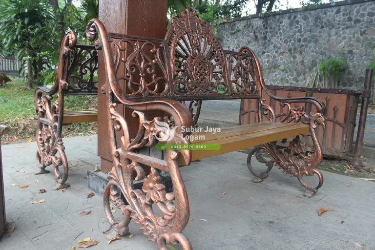 Kursi Besi Ornamental Klasik