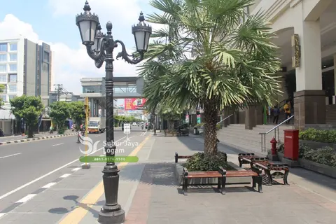 Tiang Lampu Ambarukmo Plaza
