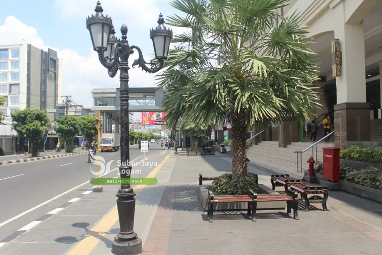 Tiang Lampu Ambarukmo Plaza