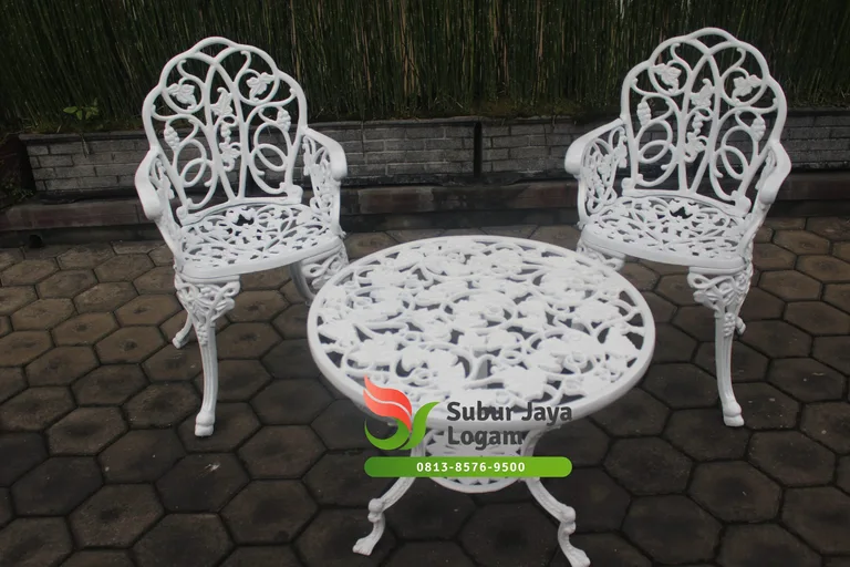 Kursi Taman Antik Ornamen