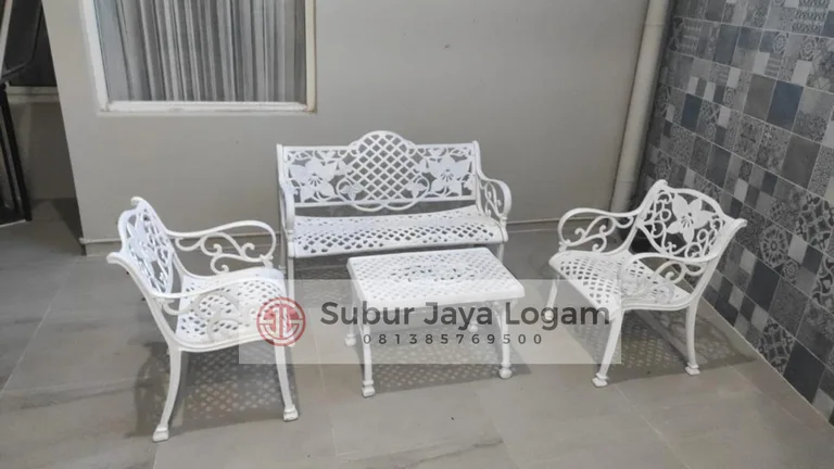 Jasmine set kursi antik untuk teras rumahku