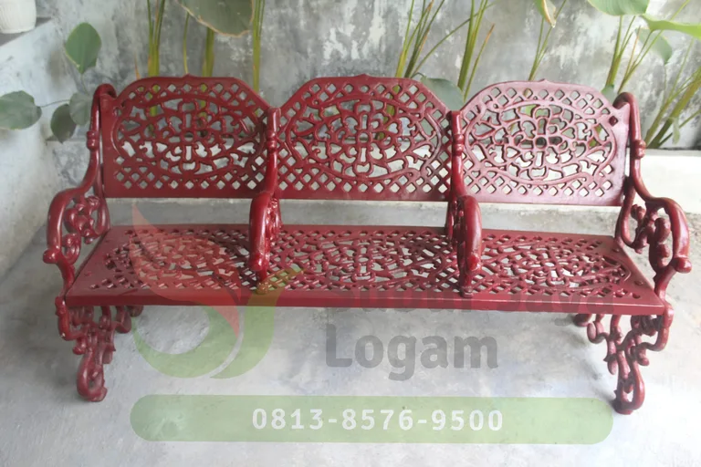 Kursi ukel nuansa klasik Eropa yang kuat nan kokoh
