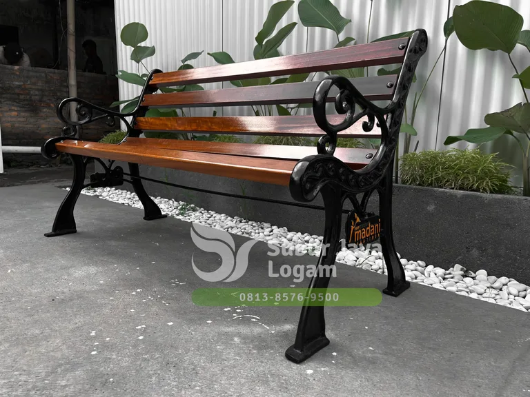 Kursi Taman Custom Logo BMT Madani Trenggalek