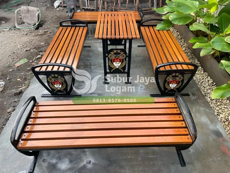 Kursi Taman Custom Logo AKMIL Magelang