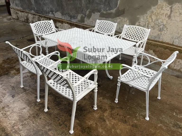 Kursi Taman Set Meja Makan Villa Megamendung Bogor