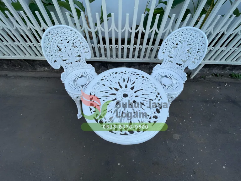 Kursi Besi Antik Villa Borobudhur