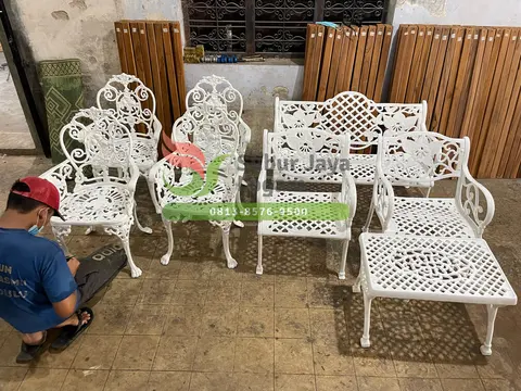 Kursi Taman Ndalem Villa Bogor