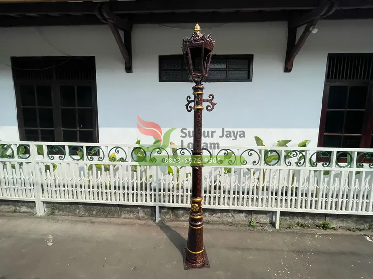 Tiang Lampu Antik UNDIP Semarang