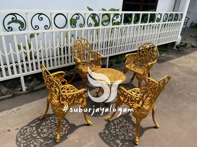 Kursi Besi Cor Antik Villa Kota Batu