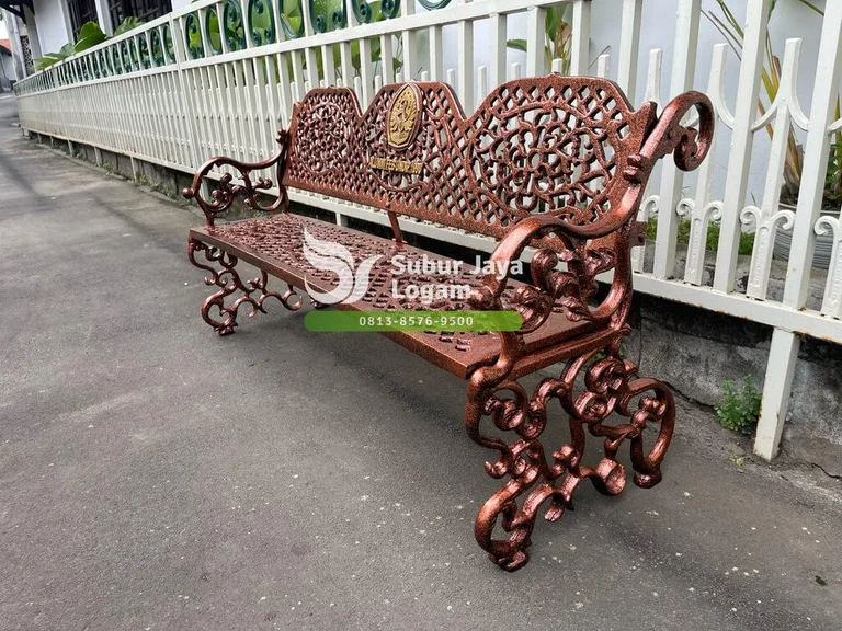 Kursi Taman Antik Custom Logo Undip Semarang